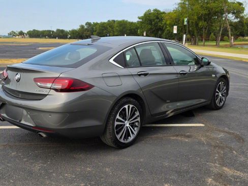 Used 2018 Buick Regal Essence w/ Driver Confidence Package #1 FWD image 9