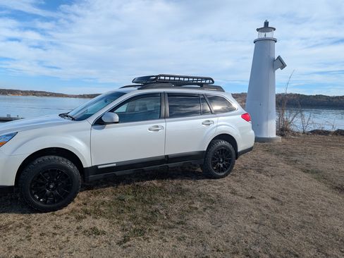 Used 2010 Subaru Outback 3.6R Limited w/ Popular Equipment Group 2A image 2