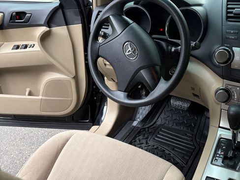 Used 2012 Toyota Highlander FWD image 17