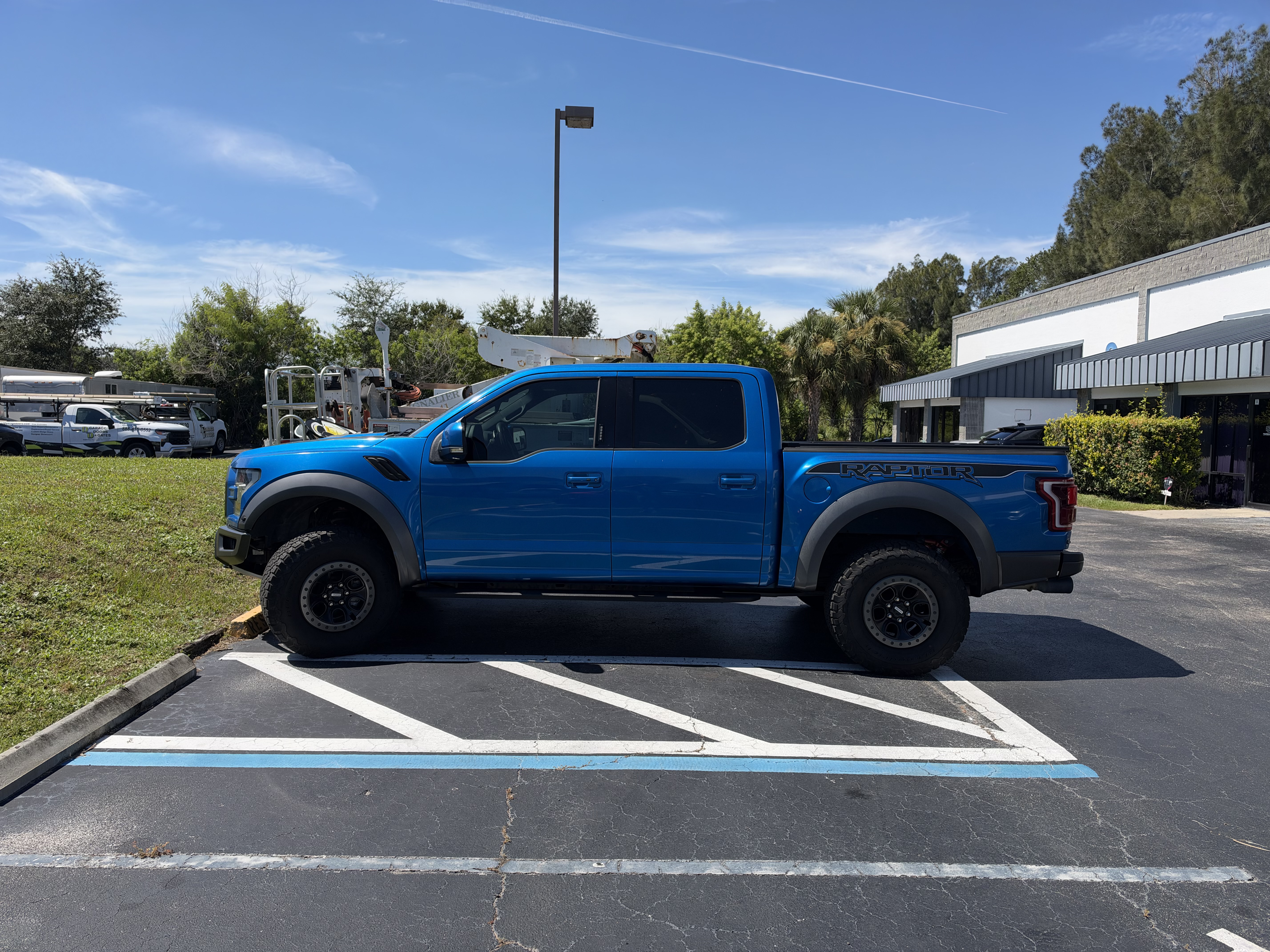 Used 2019 Ford F150 Raptor w/ Equipment Group 802A Luxury AWD/4WD image 9