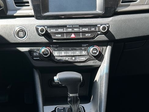 Used 2017 Kia Niro LX image 9