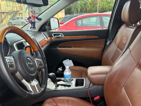 Used 2013 Jeep Grand Cherokee Overland image 2