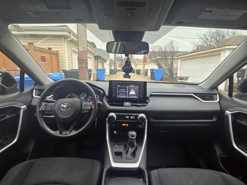 Used 2019 Toyota RAV4 LE image 2