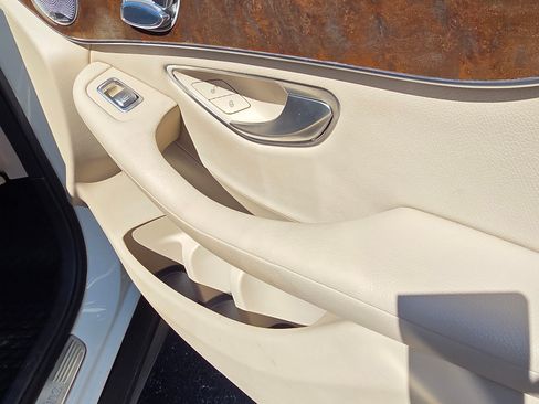 Used 2017 Mercedes-Benz GLC 300 4MATIC image 8