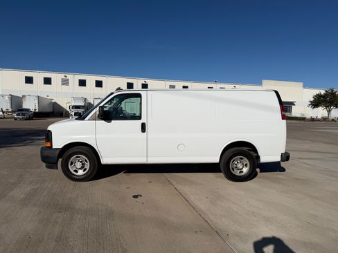Used 2017 Chevrolet Express 2500 image 2