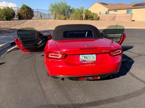 Used 2018 FIAT 124 Spider Classica RWD image 11