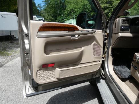 Used 2004 Ford F350 Lariat AWD/4WD image 8