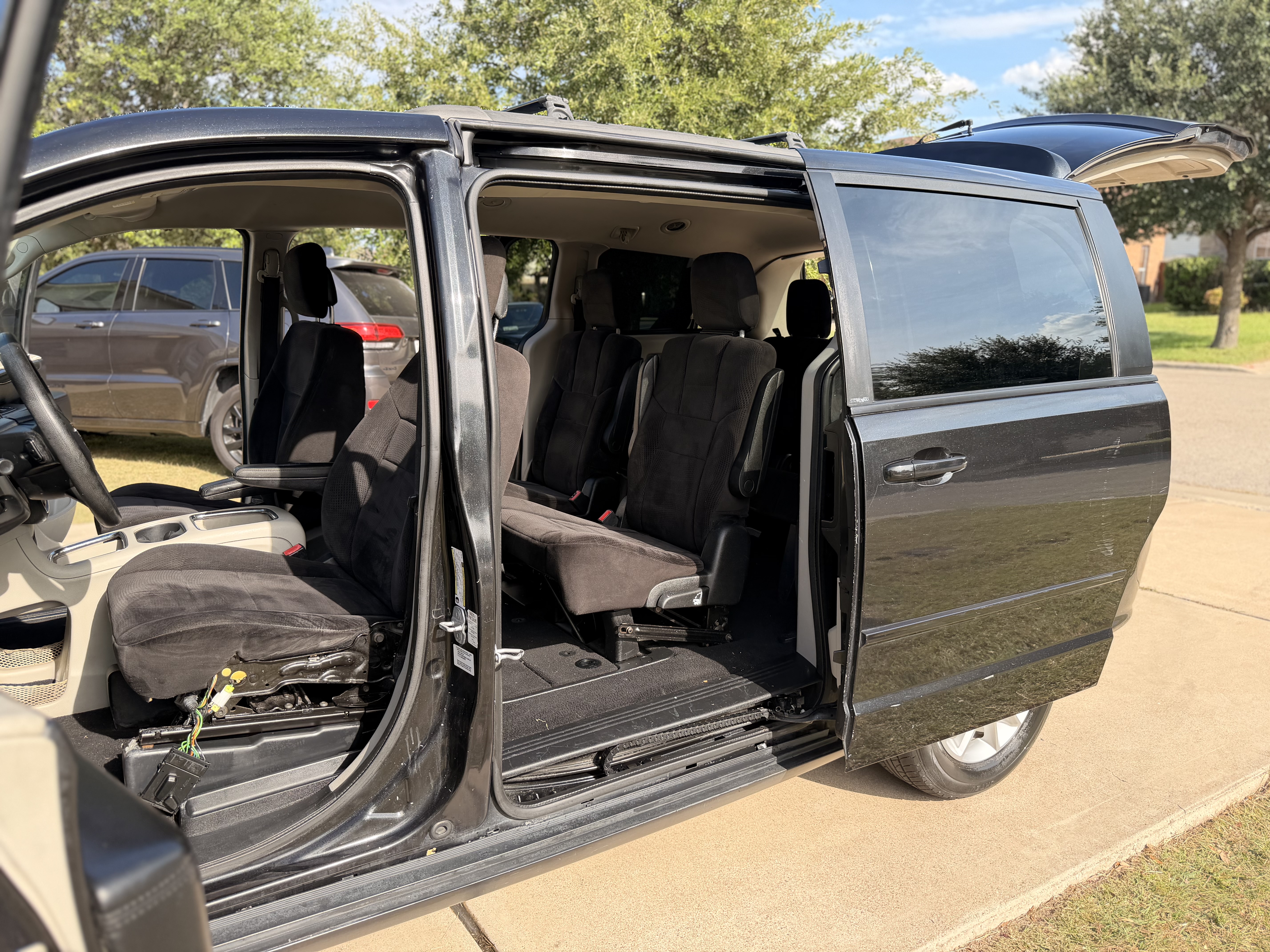 Used 2014 Dodge Grand Caravan SXT FWD image 12