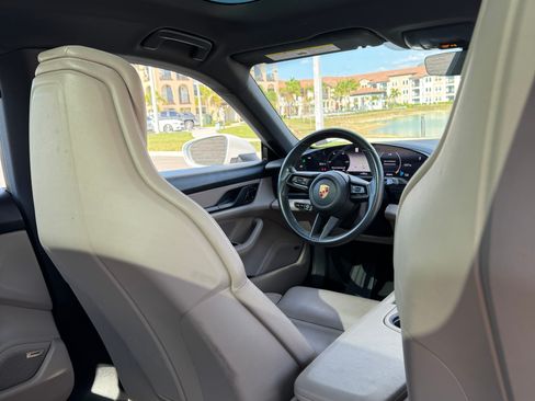 Used 2021 Porsche Taycan image 8