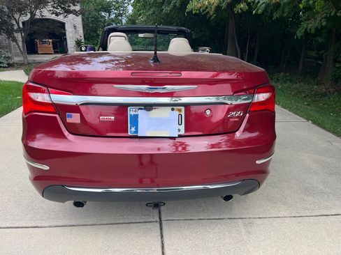 Used 2011 Chrysler 200 Limited FWD image 4