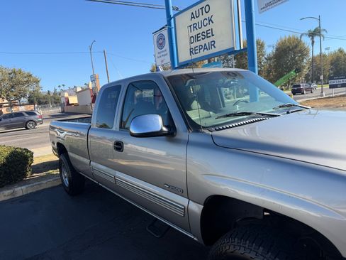 Used 1999 Chevrolet Silverado 2500 LS w/ Firm Ride Suspension Pkg RWD image 2
