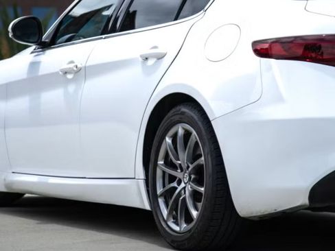 Used 2020 Alfa Romeo Giulia RWD image 14