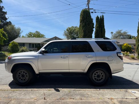 Used 2020 Toyota 4Runner SR5 AWD/4WD image 4