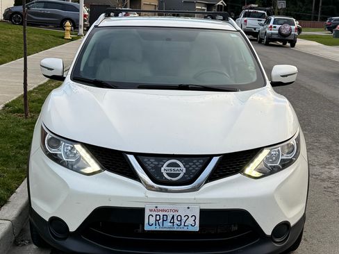 Used 2018 Nissan Rogue Sport SV image 2