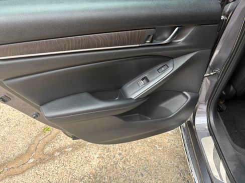 Used 2018 Honda Accord Touring image 9