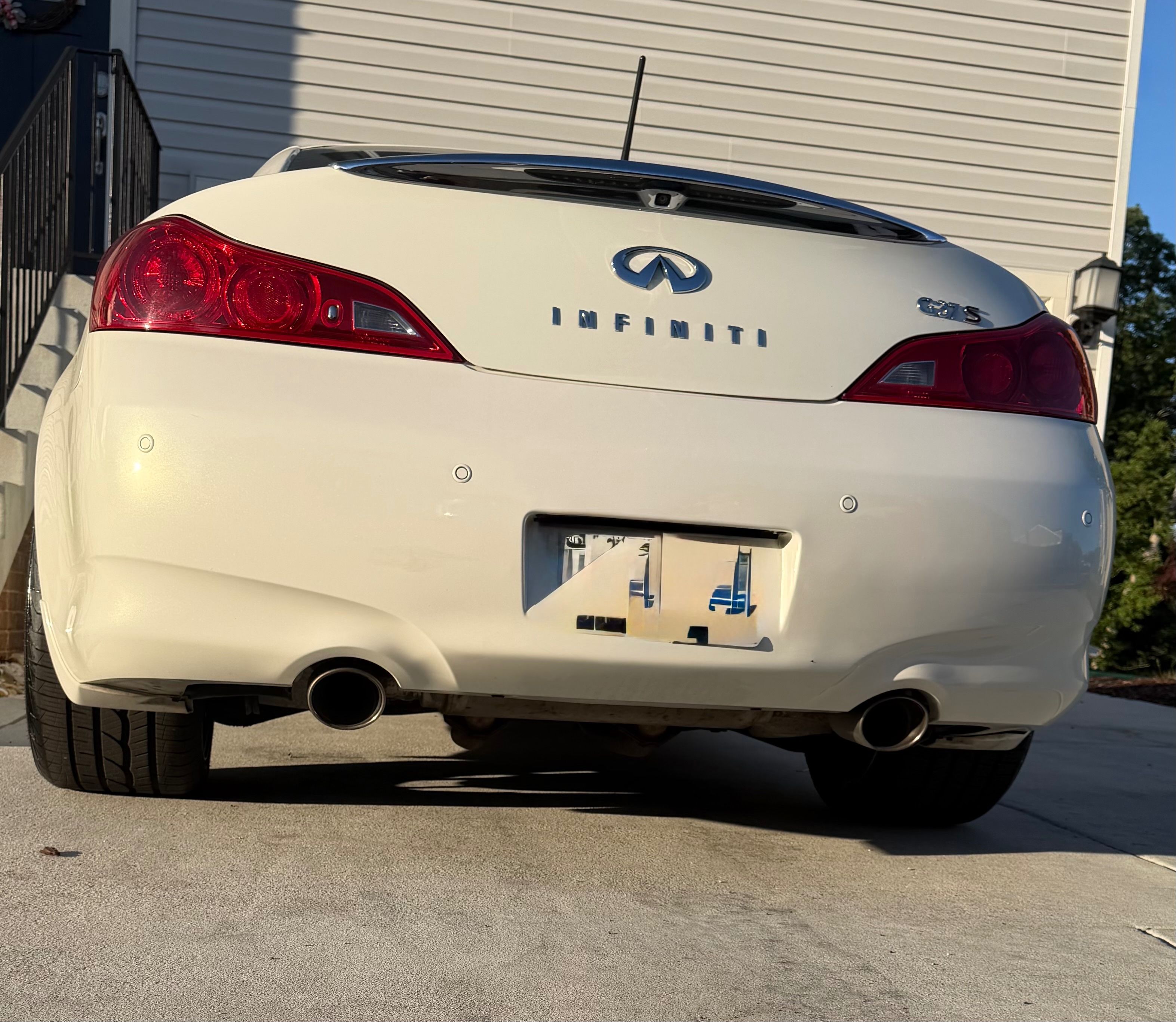 Used 2010 INFINITI G37 Convertible w/ Premium Pkg RWD image 4