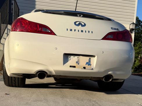 Used 2010 INFINITI G37 Convertible w/ Premium Pkg RWD image 2