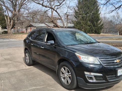 Used 2016 Chevrolet Traverse LT image 1