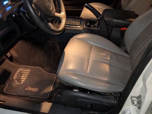 Used 2010 Jeep Grand Cherokee Laredo w/ Sun/Sound Group image 2