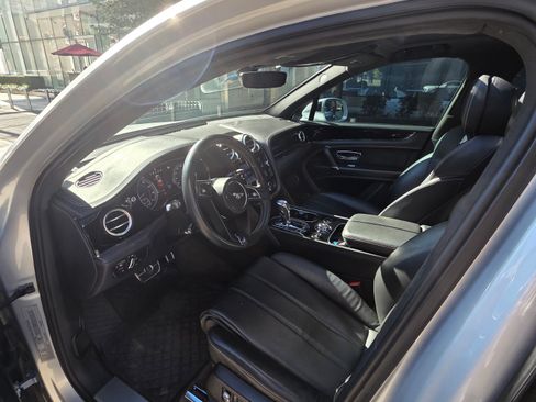 Used 2018 Bentley Bentayga Onyx Edition image 8