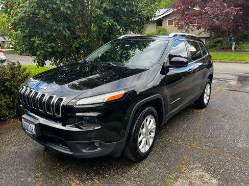 Used 2018 Jeep Cherokee Latitude Plus AWD/4WD image 17