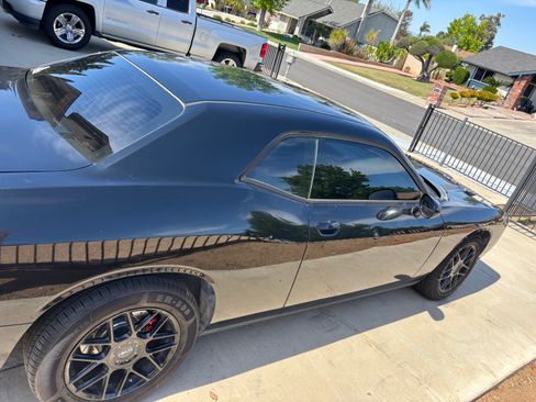 Used 2016 Dodge Challenger SXT image 1