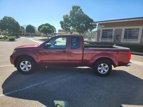 Used 2013 Nissan Frontier SV image 4