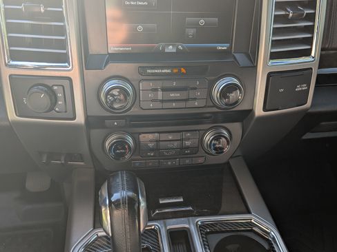 Used 2015 Ford F150 Platinum w/ Equipment Group 701A Luxury image 4