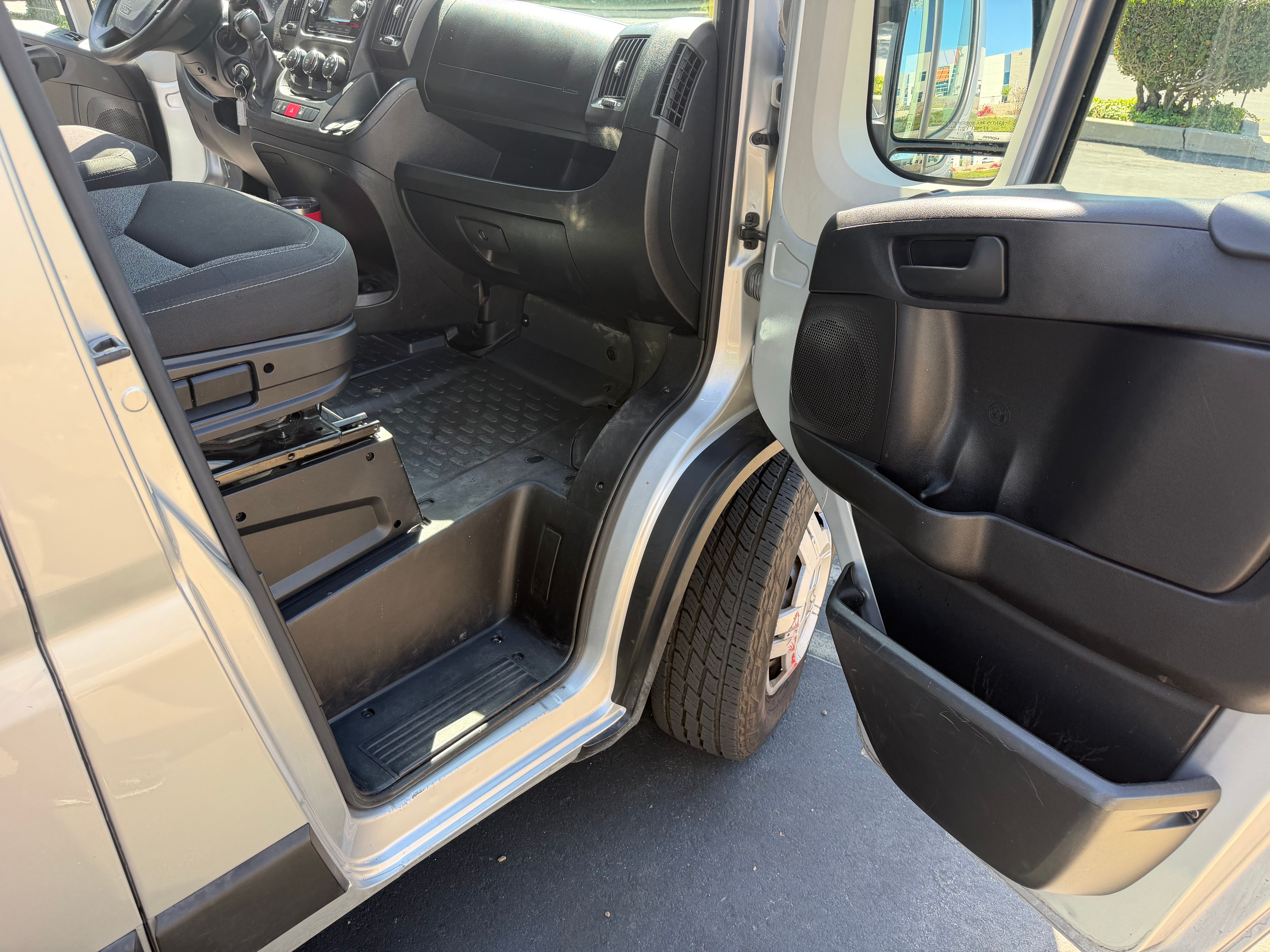 Used 2021 RAM ProMaster 2500 w/ Convenience Group FWD image 8