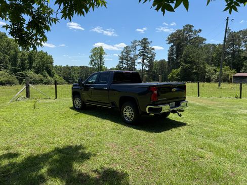 Used 2024 Chevrolet Silverado 2500 LTZ w/ LTZ Plus Package AWD/4WD image 4