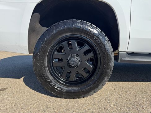 Used 2018 Chevrolet Suburban LT image 9