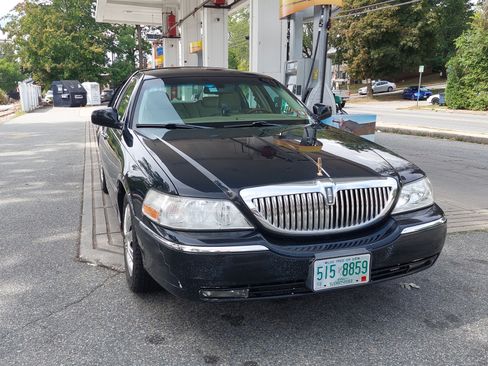 Used 2007 Lincoln Town Car Designer Series image 2