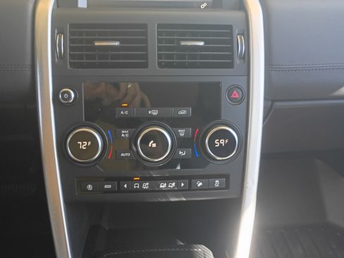 Used 2018 Land Rover Discovery Sport SE image 6