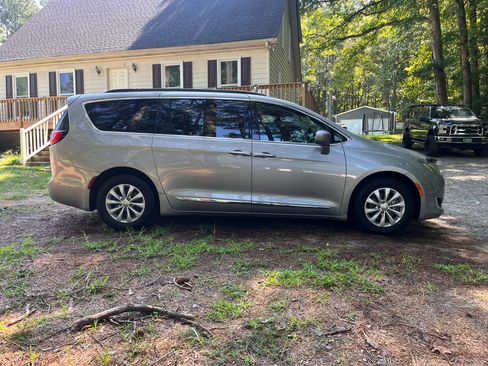Used 2017 Chrysler Pacifica Touring-L FWD image 12