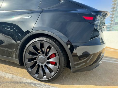 Used 2023 Tesla Model Y Performance AWD/4WD image 15