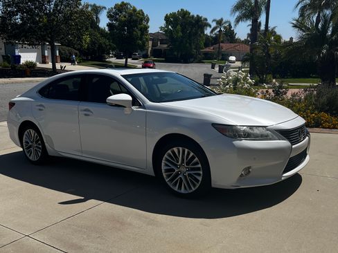 Used 2013 Lexus ES 350 w/ Luxury Pkg FWD image 2
