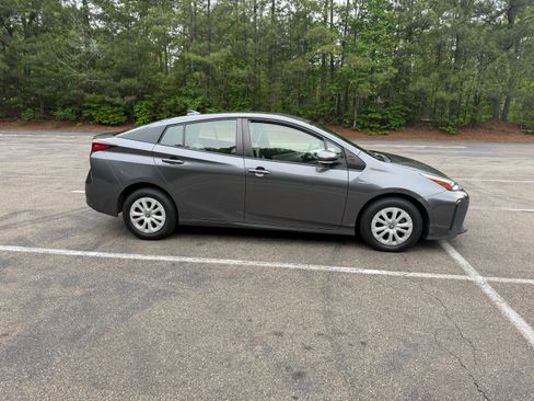 Used 2019 Toyota Prius L Eco FWD image 2