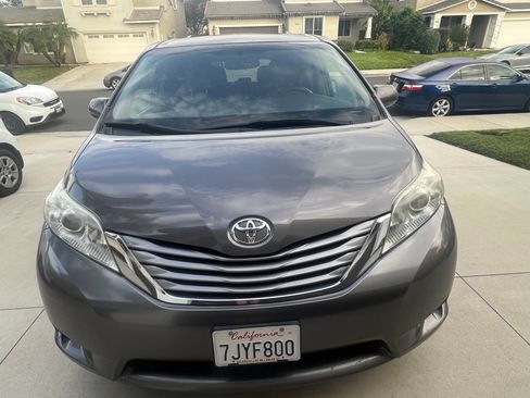Used 2015 Toyota Sienna XLE image 2
