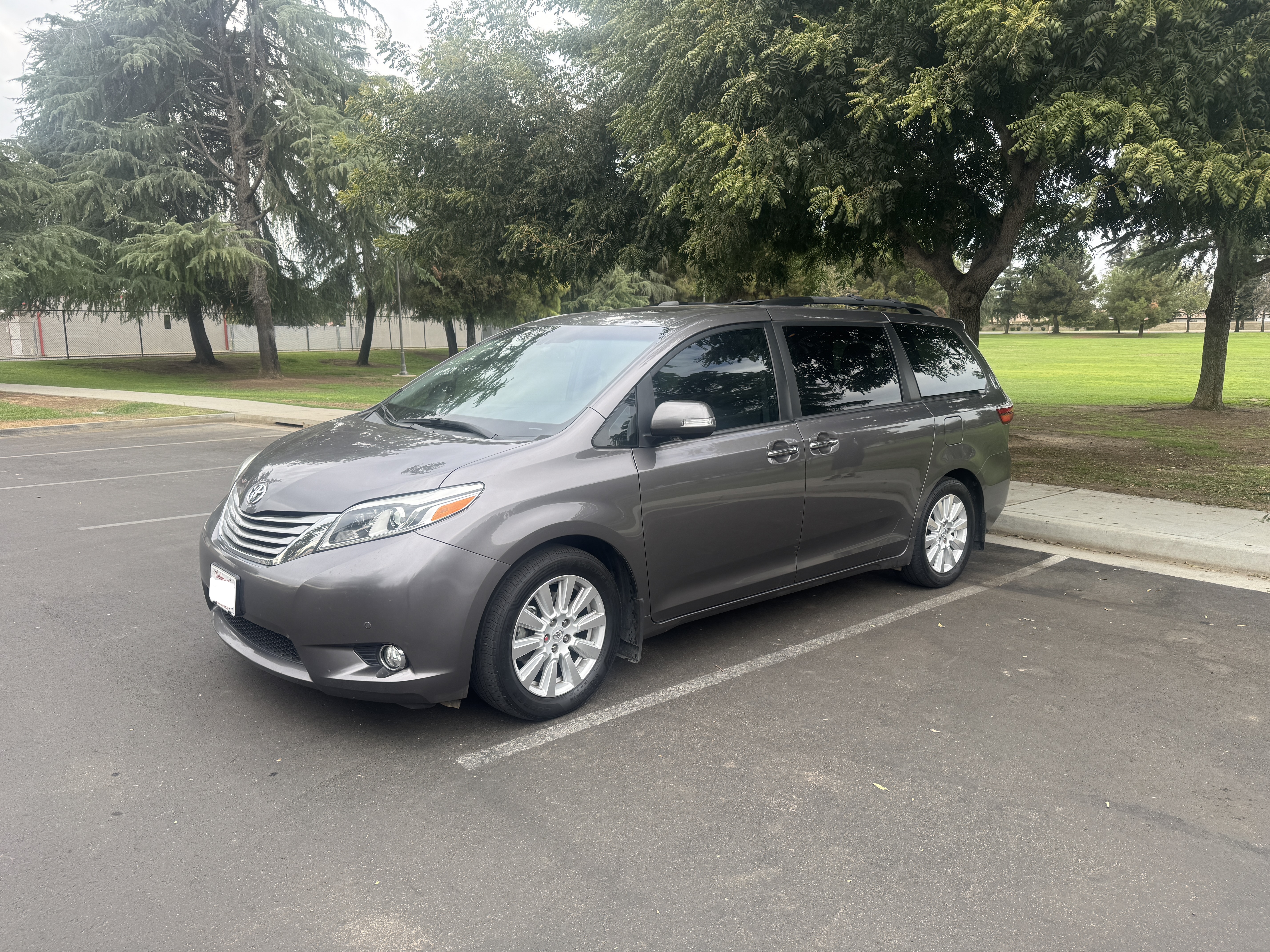 Used 2017 Toyota Sienna Limited Premium FWD image 1