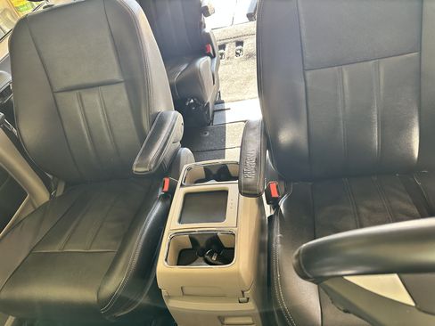 Used 2013 Chrysler Town & Country Touring image 16