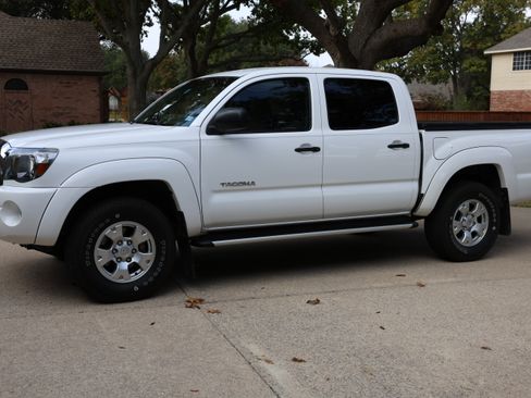 Used 2010 Toyota Tacoma PreRunner image 1