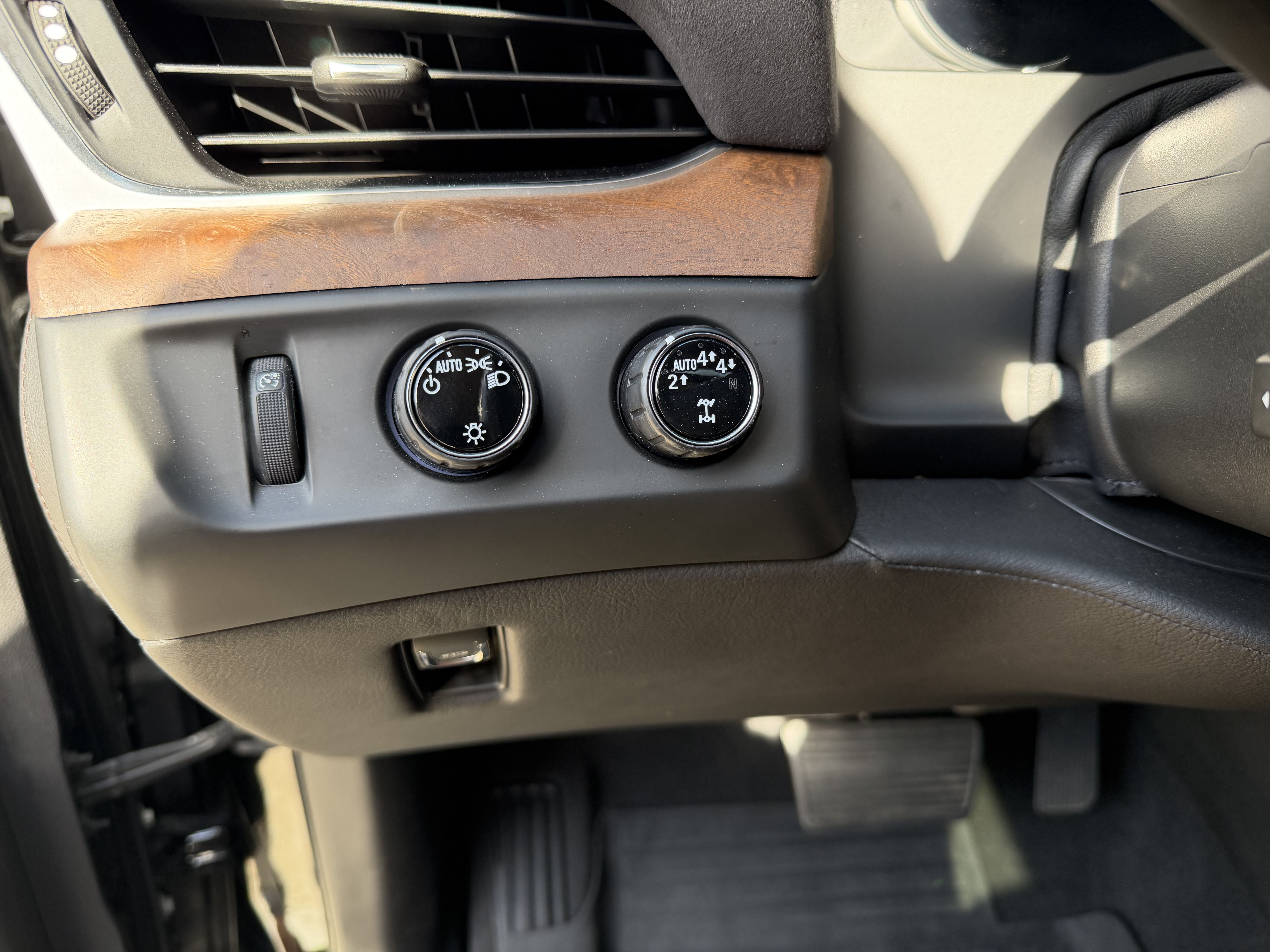 Used 2019 Cadillac Escalade Premium Luxury AWD/4WD image 9