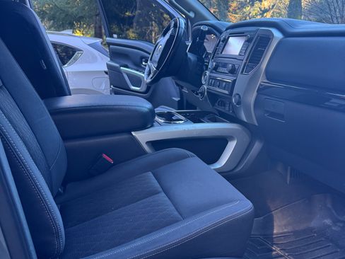 Used 2018 Nissan Titan SV w/ SV Convenience Package image 8