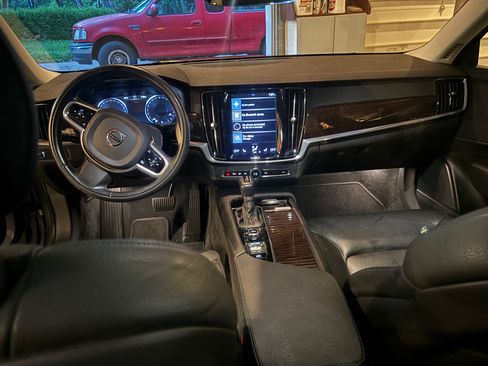 Used 2018 Volvo S90 T5 Momentum w/ Protection Package Premier FWD image 9