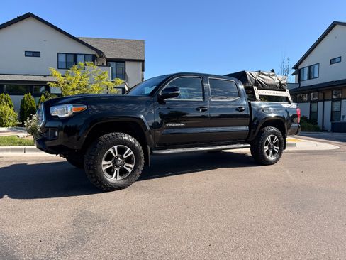Used 2017 Toyota Tacoma TRD Sport AWD/4WD image 1