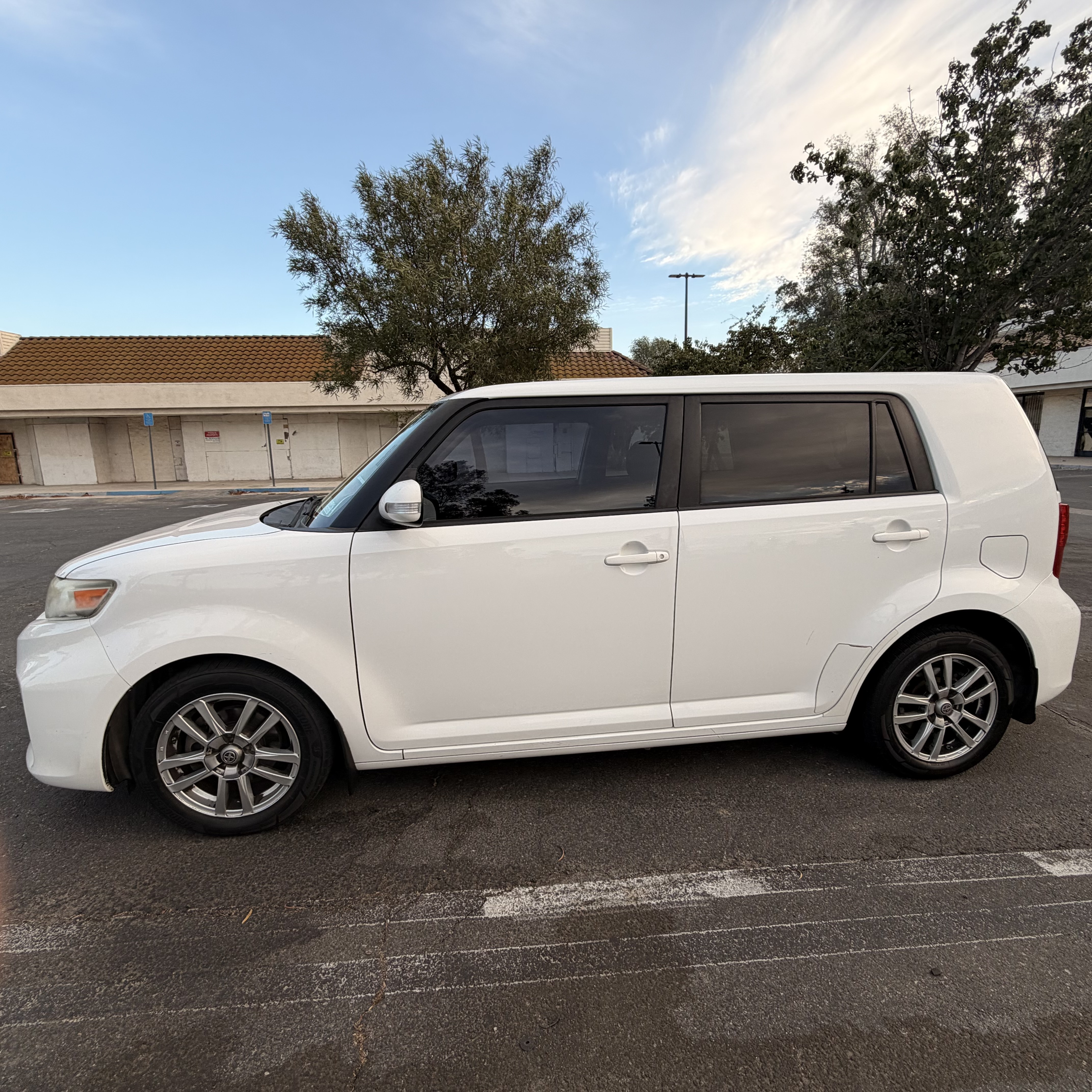 Used 2015 Scion xB FWD image 1