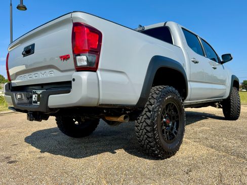 Used 2018 Toyota Tacoma TRD Off-Road w/ Technology Package AWD/4WD image 4