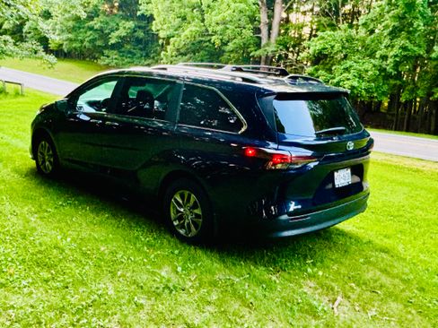 Used 2023 Toyota Sienna XLE AWD/4WD image 5