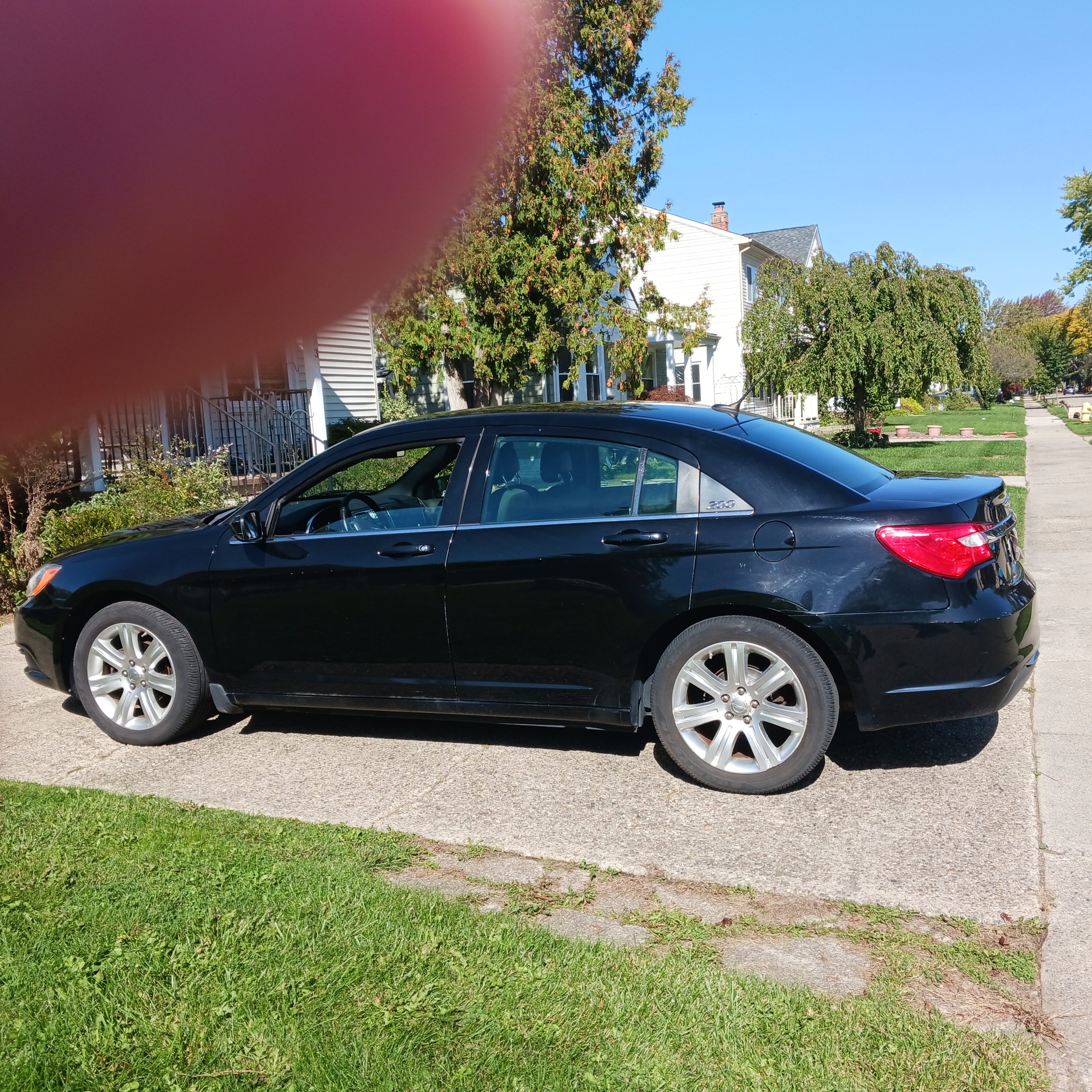 Used 2011 Chrysler 200 Touring FWD image 1