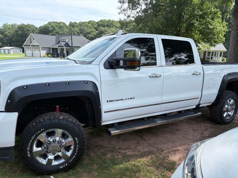 Used 2017 GMC Sierra 3500 Denali w/ Duramax Plus Package AWD/4WD image 4